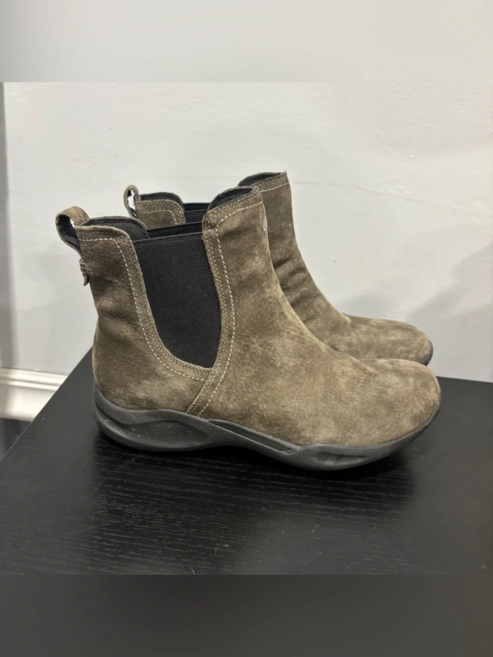 Women's Suede Chelsea Booties in Olive Taupe Clark’s wave leather sz 7